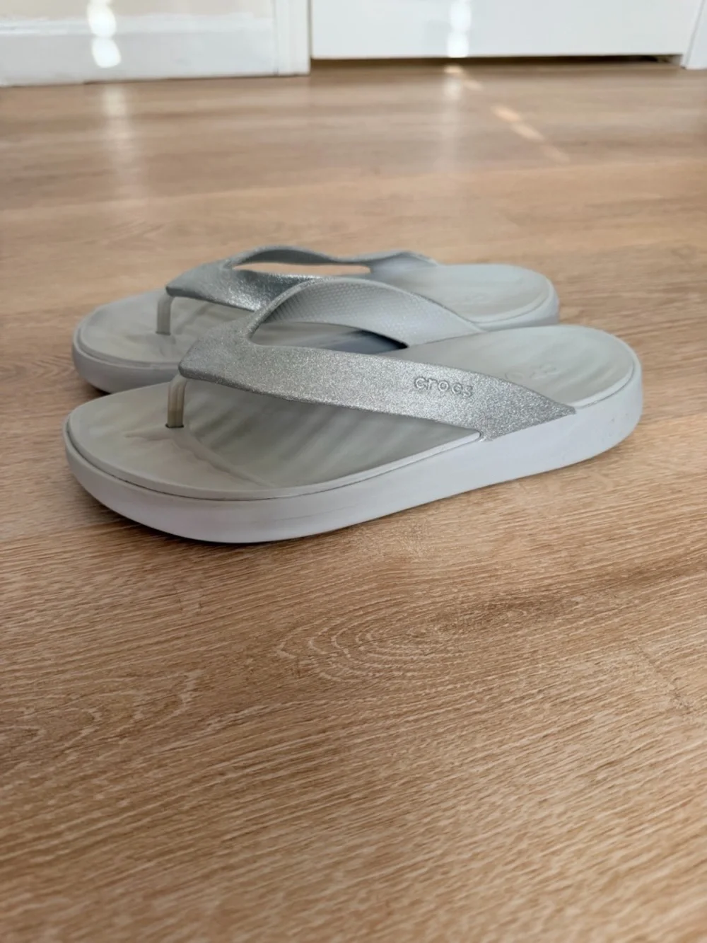 Crocs Getaway Glitter Flip Flops Women’s 9 Gray Platform Sandals - Picture 3 of 9